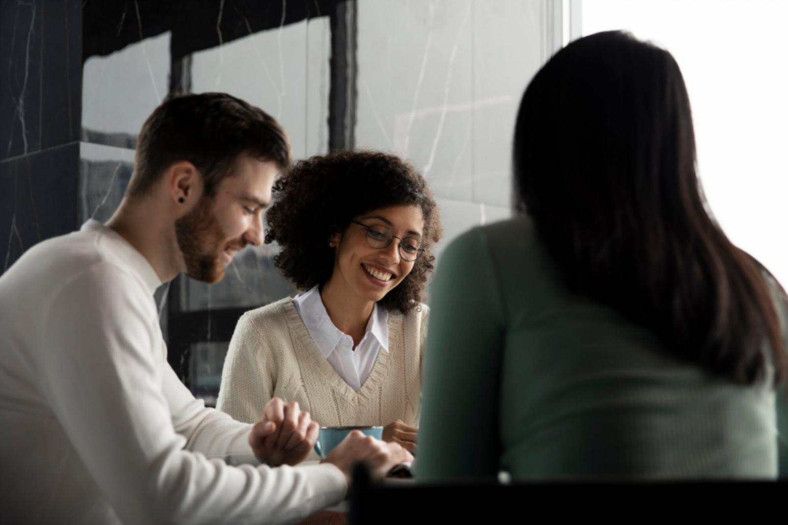 Session de formation en analyse financière avec participants actifs
